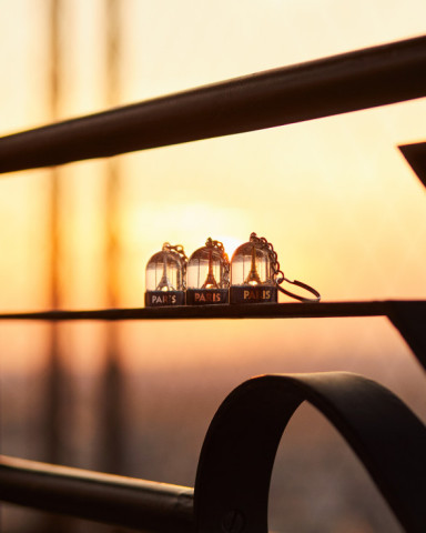 Keychain Snow Globe with Gold Eiffel Tower