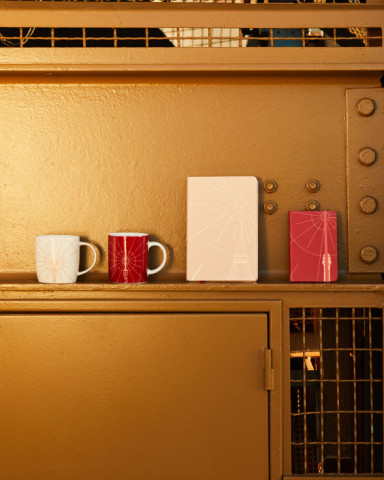 Taza blanca y de cobre de la colección 330 Metros de la Torre Eiffel